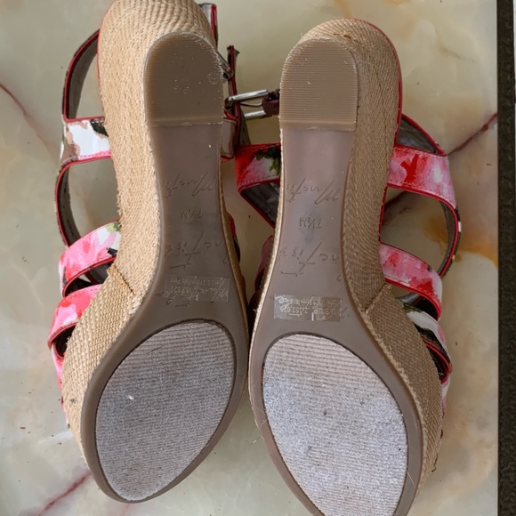 MARC FISHER/ floral wedges - Picture 6 of 8